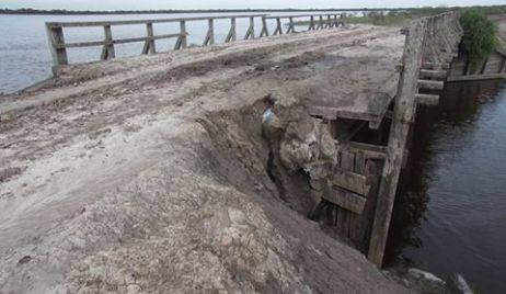 ES CALAMITOSO EL ESTADO EN QUE SE ENCUENTRA UNO DE LOS PUENTES DEL ARROYO GOLONDRINA.