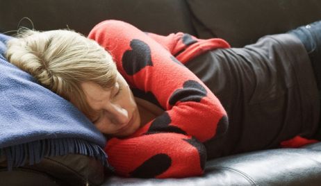 Dormir la siesta beneficia a la salud