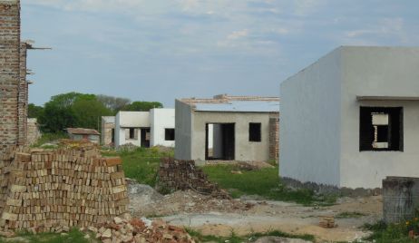 Construcción de las  40 viviendas a  paso lento.