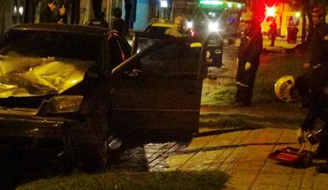 Un hombre que huía de la policía en un auto robado chocó una moto y mató a las tres personas