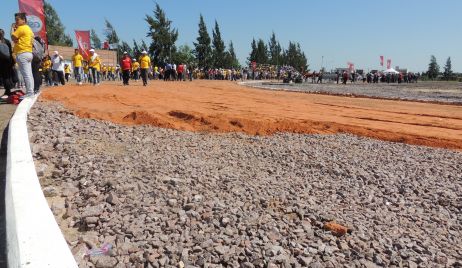 Fuera de tiempo y sin terminar: Así se inauguró la pista de más de 7 millones de pesos