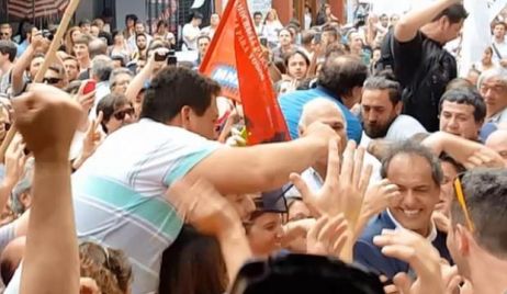 Una multitud de rosarinos recibió a Scioli, que prometió 