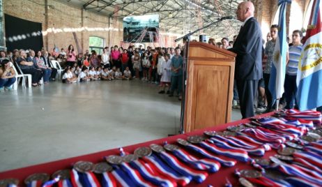 El gobernador distinguió a 250 estudiantes destacados de toda la provincia