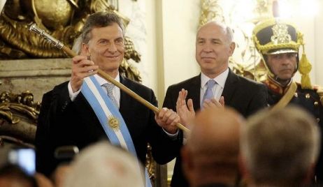 Macri recibió la banda y el bastón presidencial en una ceremonia en Casa de Gobierno