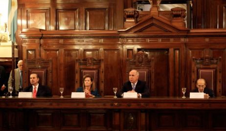 Constitucionalistas y opositores criticaron a Mauricio Macri por nombrar jueces para la Corte por decreto