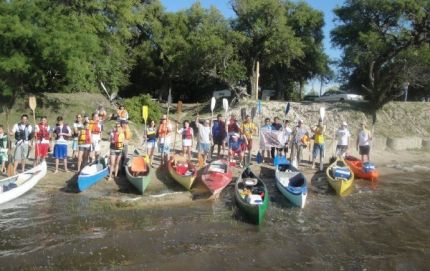 Exitosa travesía en piraguas en la Laguna El Cristal