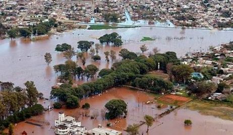 Dos muertos y 20.000 evacuados.