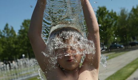 Hidratarse y protegerse del sol para disfrutar del verano en forma saludable