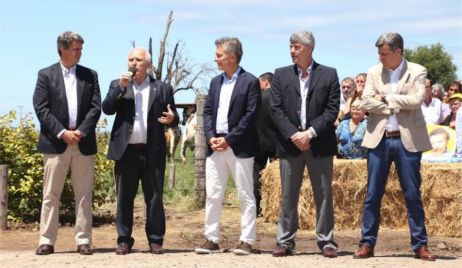 Lifschitz y Macri firmaron un convenio para la promoción y apoyo al sector lácteo argentino