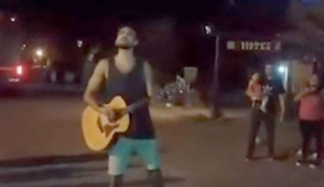 Abel Pintos cantó en la calle para sus fans tras un show suspendido