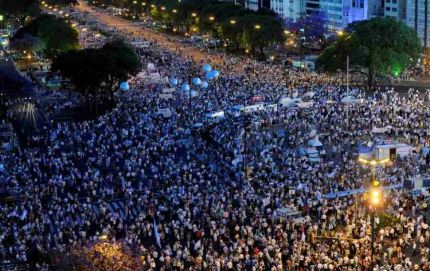 Fuerte protesta contra el Gobierno: una multitud rodea el Obelisco y hay movilizaciones en todo el país