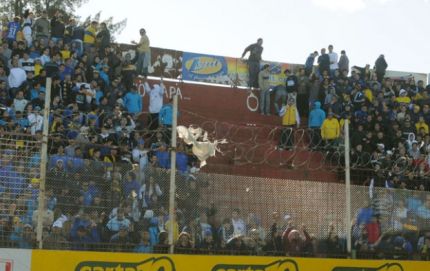 Barras de Boca, divididos y a los tiros en Santa Fe