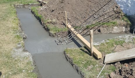 Avanzan los trabajo en la construcción de la tribuna del Club Huracán de Vera.