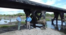 El Senador Departamental reunido con productores afectados por el agua.