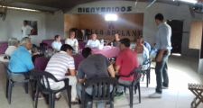 El Senador Departamental reunido con productores afectados por el agua.