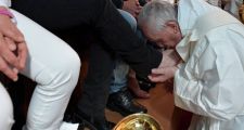 El Papa Francisco lavó los pies de 12 presos, incluido un argentino