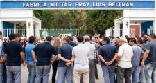 Treinta y cinco trabajadores despedidos en Fábrica Militar  y Vassalli echará a 52 empleados a fin de año