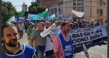 Paro y masiva marcha de los docentes y estatales en Santa Fe