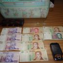 UN MENOR ROBO DINERO Y UN CELULAR