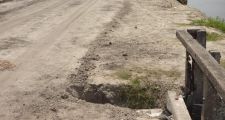 PREOCUPA COMO SE ESTA DESMORONANDO UNA DE LAS CABECERAS DEL PUENTE EN EL GOLONDRINA