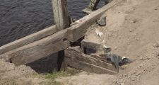 PREOCUPA COMO SE ESTA DESMORONANDO UNA DE LAS CABECERAS DEL PUENTE EN EL GOLONDRINA