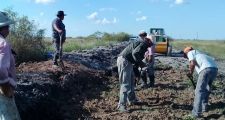 FORTIN CHARRUA: Vecinos a pulmón arreglan caminos.