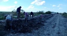 FORTIN CHARRUA: Vecinos a pulmón arreglan caminos.