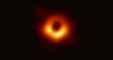 Científicos capturan la primer imagen de un agujero negro