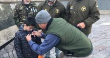 Distinguen al nene de 9 años que limpia las placas de los héroes de Malvinas