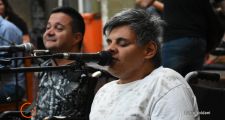 El artista callejero Marcelo Moyano denunció la baja de su pensión por discapacidad
