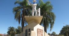 Coronavirus: Intervención con tapaboca en el Monumento Nacional al Hachero