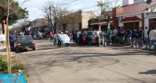 Trabajadores de Algodonera Avellaneda se movilizaron y aguardan la audiencia en Secretaria de Trabajo