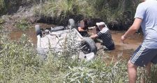 GARABATO: POLICIAS RESCATAN A UNA MUJER Y SU HIJA QUE SE ENCONTRABAN ATRAPADAS EN UN VEHÍCULO DENTRO DE UN ZANJÓN