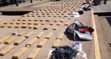 Fueron detenidos con 251 ladrillos de marihuana en el auto