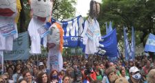 MULTITUDINARIA CONCENTRACIÓN DE DOCENTES FRENTE AL MINISTERIO DE EDUCACION