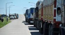 Camioneros amenazan con un paro ante la falta de combustible