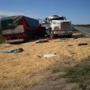 VUELCO DE CAMION CON CEREALES SOBRE LA RUTA 98