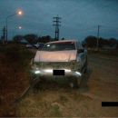 PIERDE EL CONTROL DE LA CAMIONETA E IMPACTA EN LA CUNETA