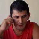 Alto las manos con dos escopetas y el látigo sin usar