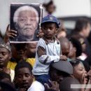 Bajo la lluvia, el pueblo y personalidades inician el adiós a Nelson Mandela