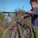 La historia de Carlitos y su vieja bicicleta sin cubiertas