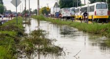 En el norte de la ciudad de Santa Fe, el agua baja lento y aún hay barrios anegados