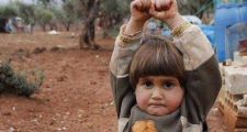 Conmoción en redes por foto de niña siria que se 