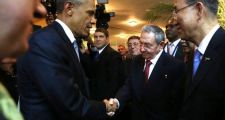 Histórico apretón de manos entre Obama y Raúl Castro 