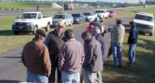 El campo comenzó con las asambleas al borde de la ruta