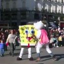 Piñas entre Bob Esponja y Hello Kitty en plaza