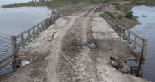 ES CALAMITOSO EL ESTADO EN QUE SE ENCUENTRA UNO DE LOS PUENTES DEL ARROYO GOLONDRINA.