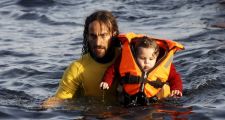 La imagen de un rescatista argentino recorre el mundo por su ayuda a los refugiados
