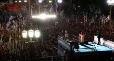 Cristina se despidió ante una multitud en Plaza de Mayo