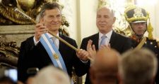 Macri recibió la banda y el bastón presidencial en una ceremonia en Casa de Gobierno